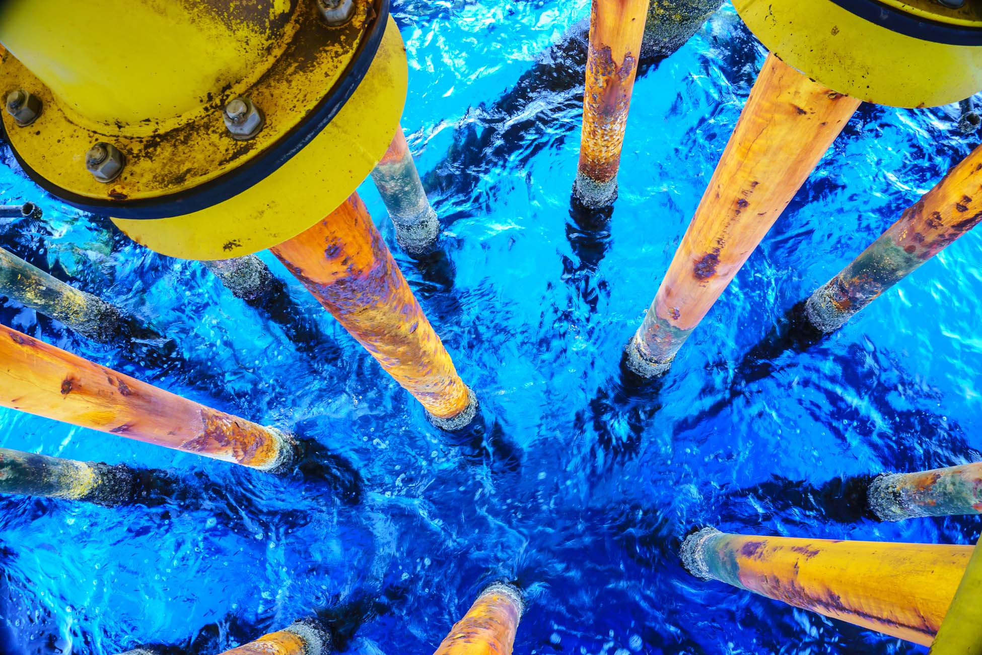 Fotografía de ductos de pretroleo sumergidos en agua.